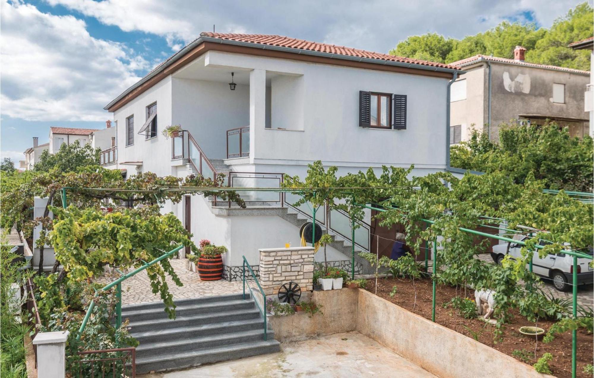 1 Bedroom Cozy Apartment In Pula Exterior photo